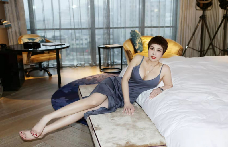 胸大骚气的三通熟女